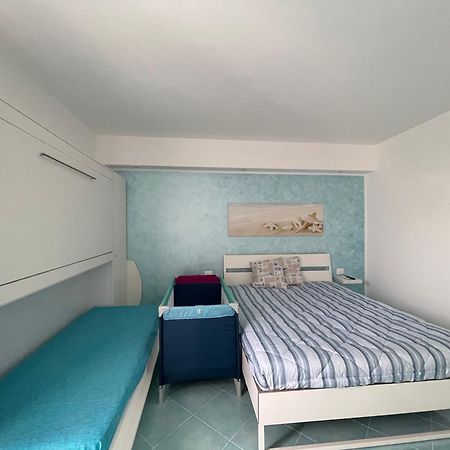 La Casa Di Fronte La Spiaggia Di 圣维托罗卡波 外观 照片